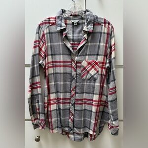 Cute Sonoma light weight button down shirt with front pocket in size small.